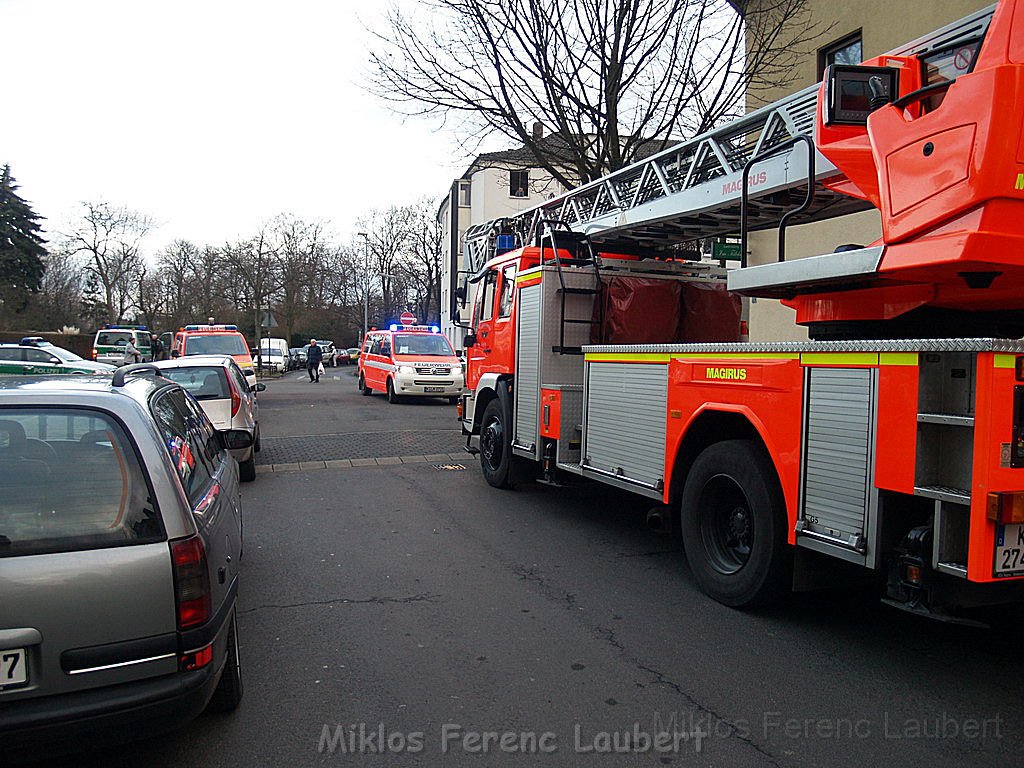 Einsatz Feuerwehr SEK Polizei Koeln Nippes Merheimerstr P128.JPG